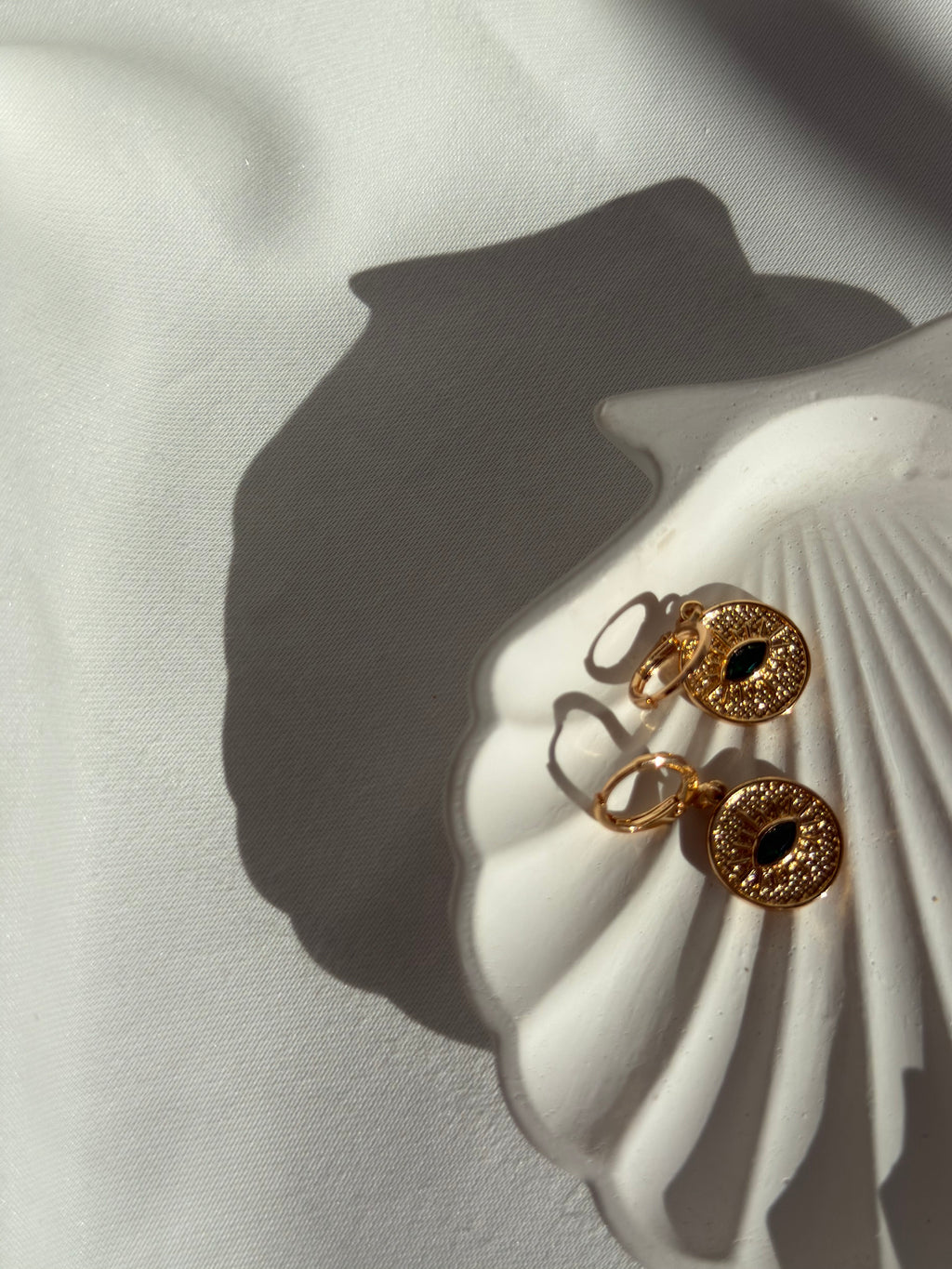 Yeşil Taşlı Göz Charmlı Sallantılı Çelik Küpe