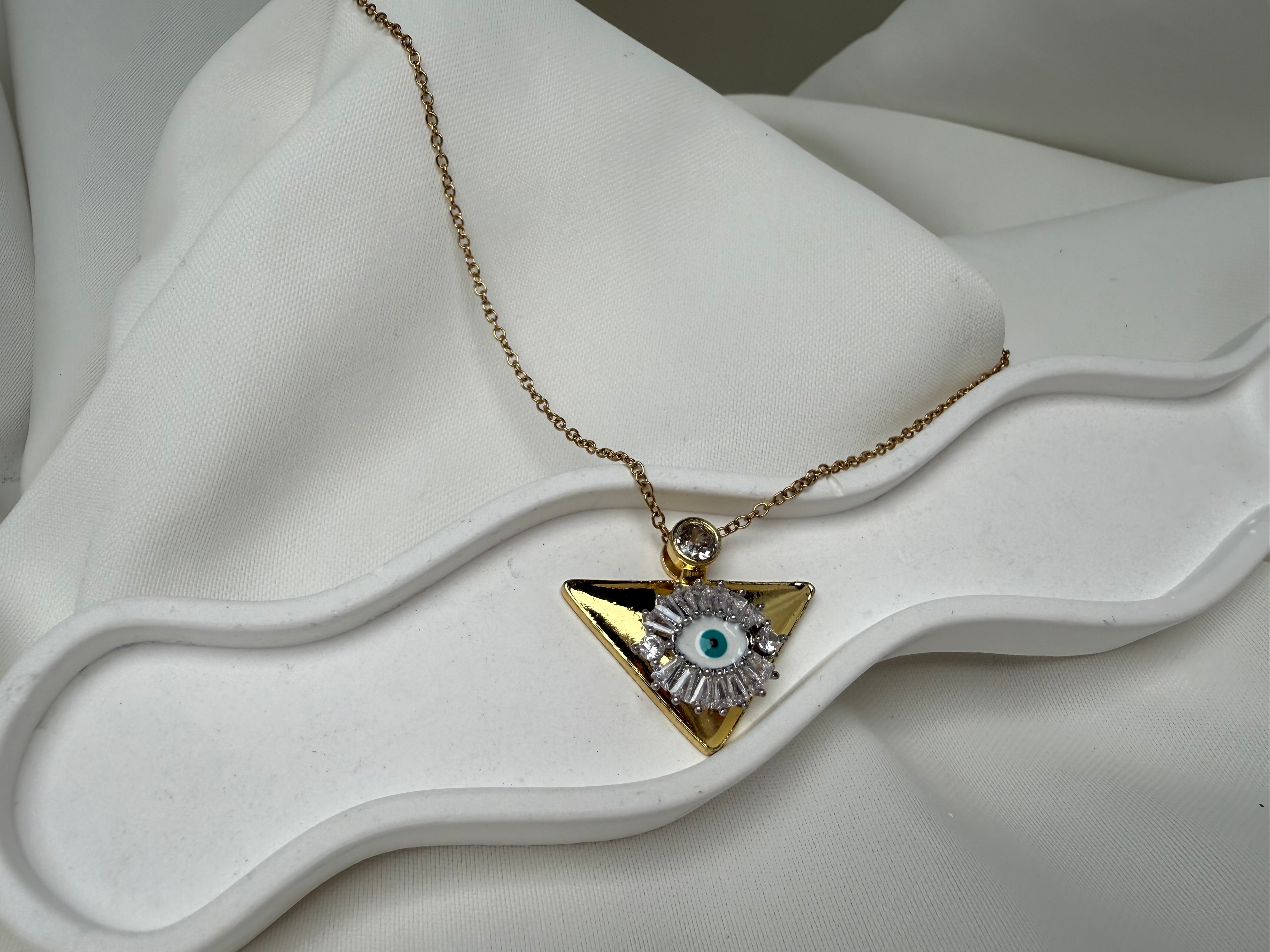 Üçgen Taşlı Göz Uçlu Çelik Kolye