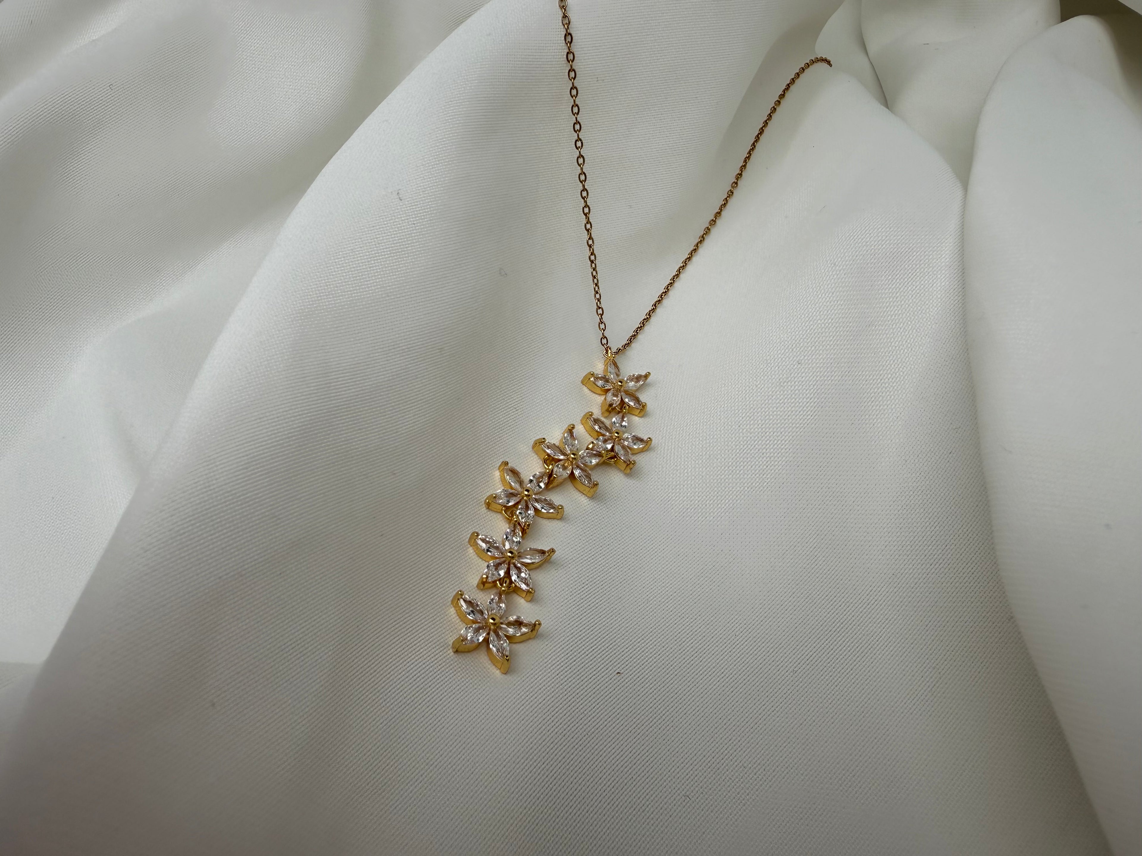 Taşlı Çiçekli Çelik Y kolye