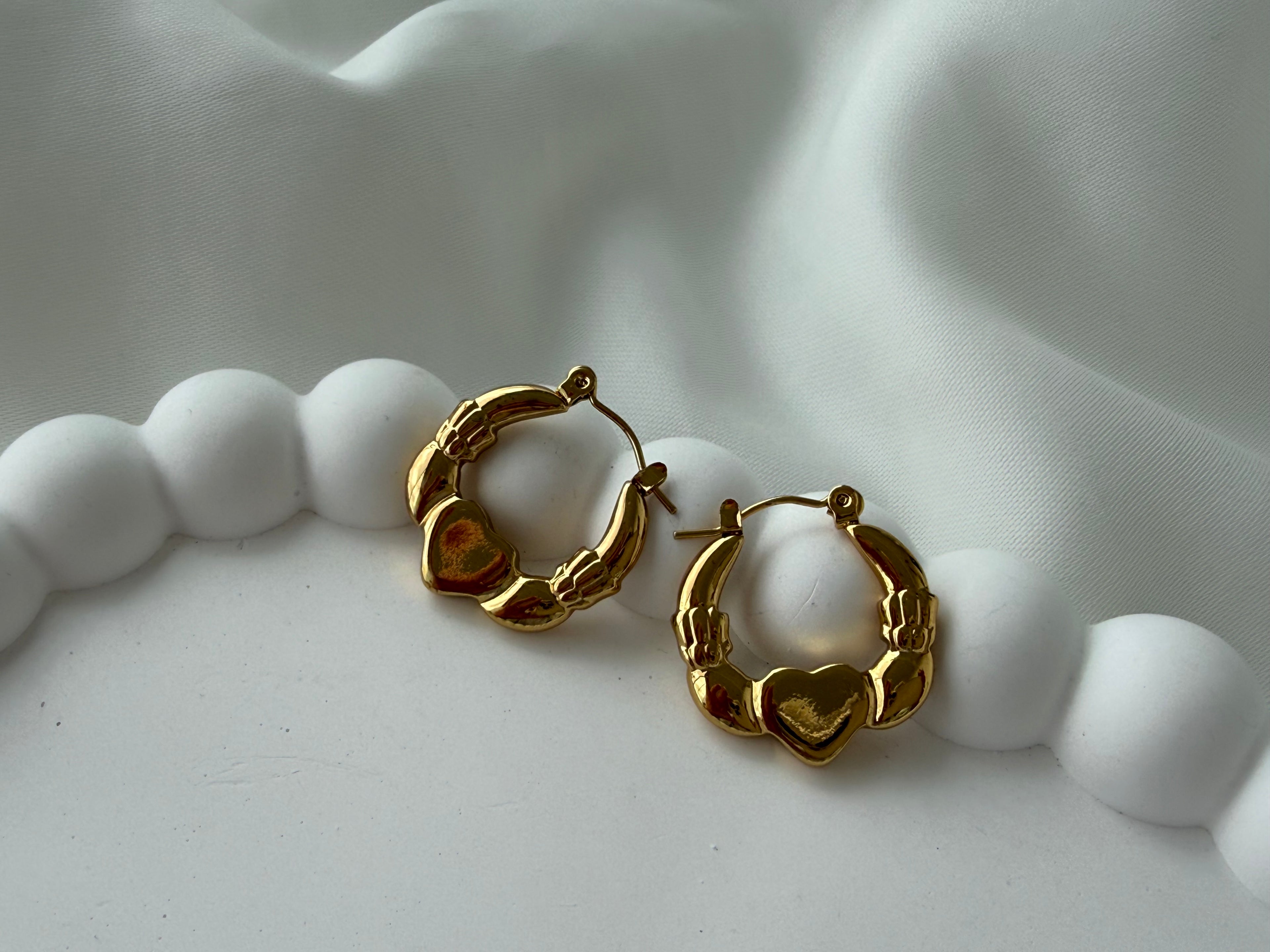 Kalp Detaylı Çelik Halka Küpe