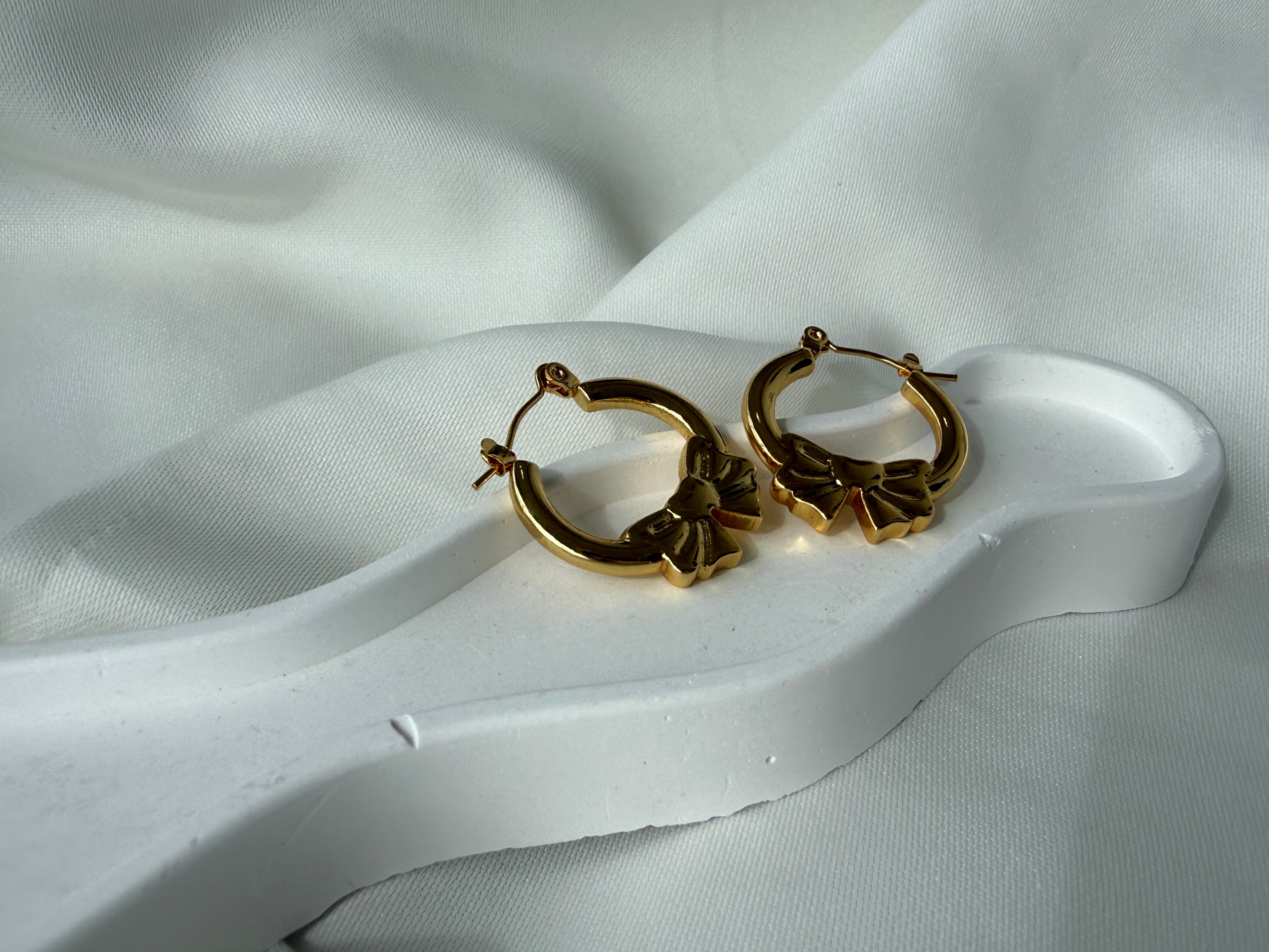 Kurdele Detaylı Çelik Halka küpe